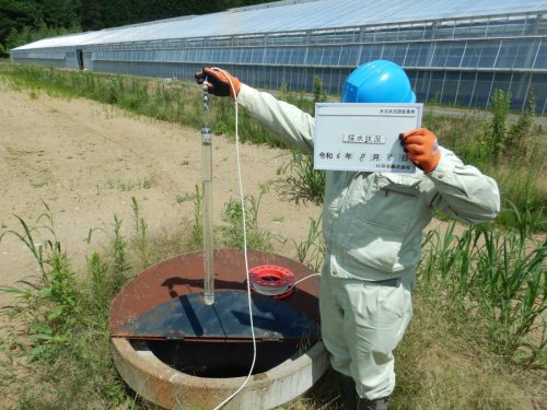 井戸水の採水状況