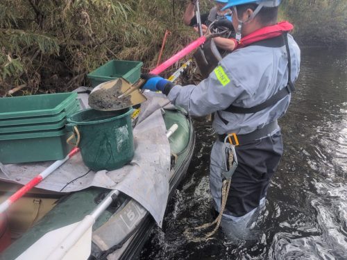 河床材料調査 作業状況